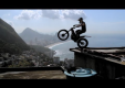 Французский байкер Джульен Дюпонт показывает трюки в Рио-де-Жанейро